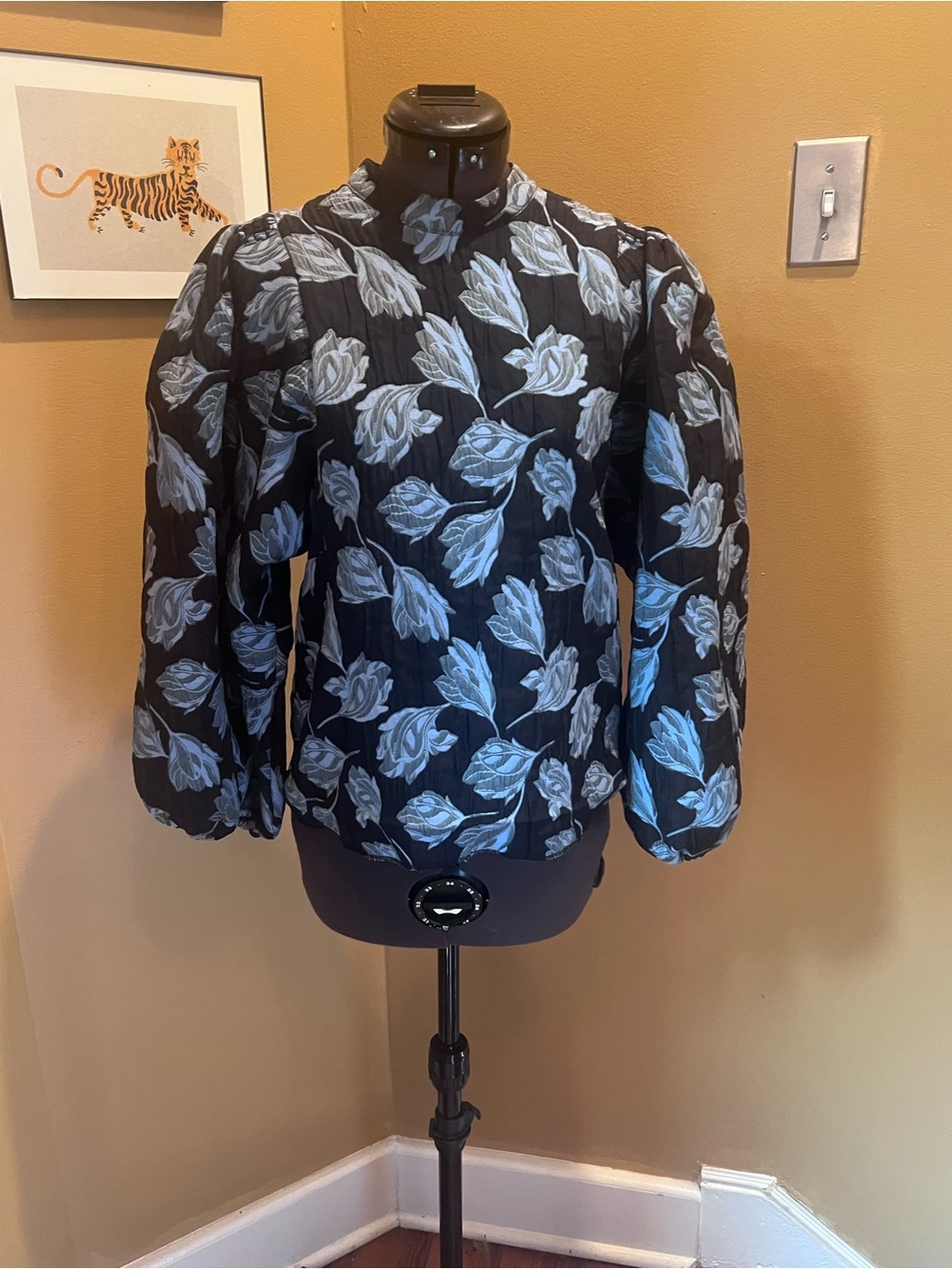 SAMSOE Black Puff-Sleeve Floral Blouse with Light Gray Flowers